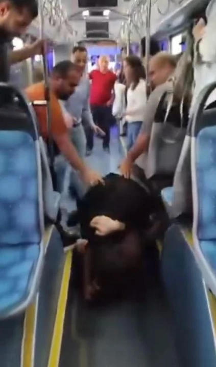Otobüste dehşet anları! 'Yan baktın' deyip saldırdı, ortalık karıştı - 2. Resim