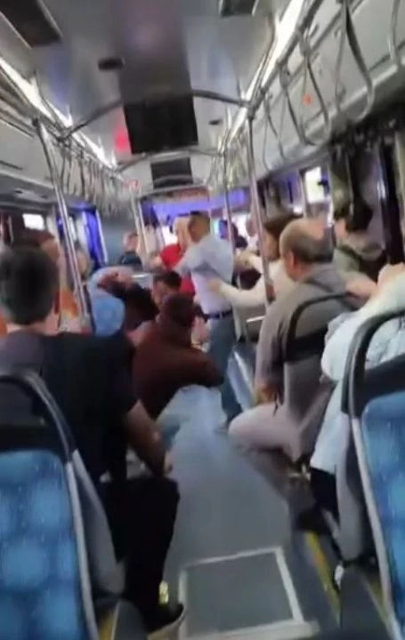 Otobüste dehşet anları! 'Yan baktın' deyip saldırdı, ortalık karıştı - 1. Resim