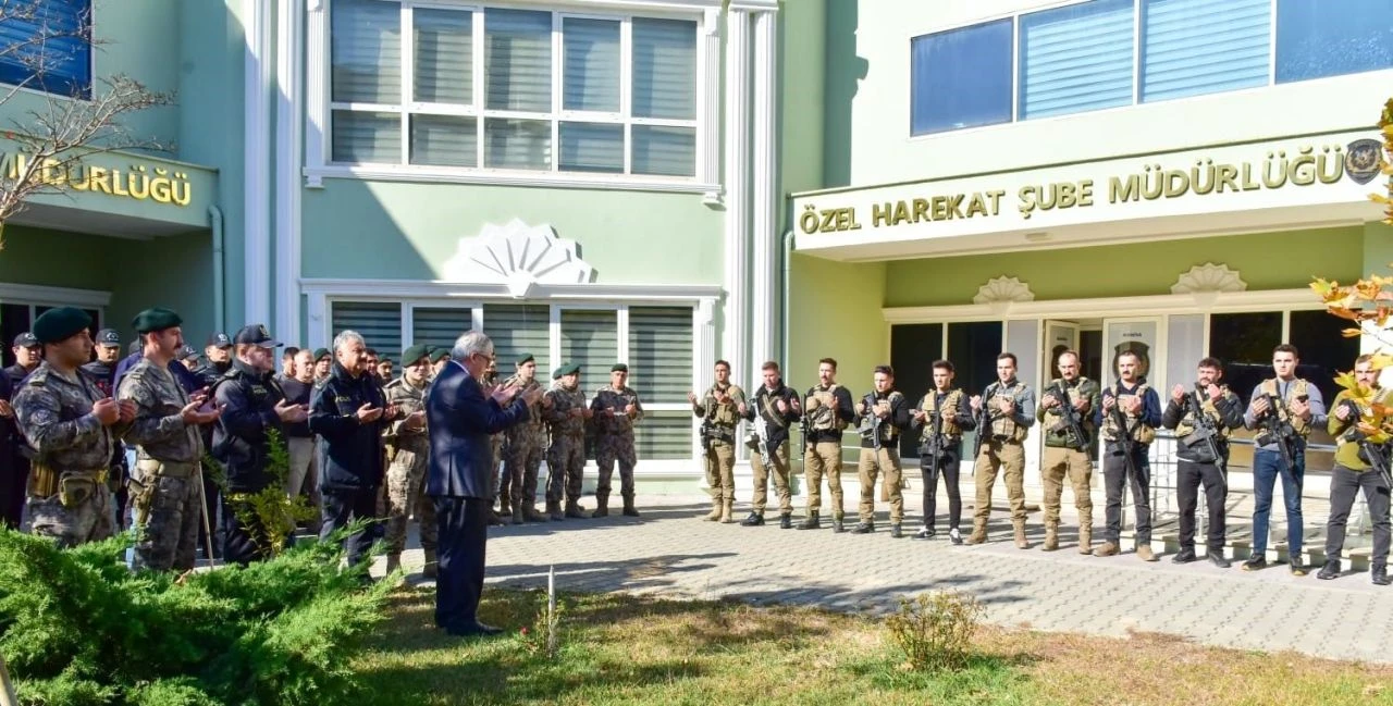 Özel Harekat Polisleri dualarla Suriye'ye gönderildi!