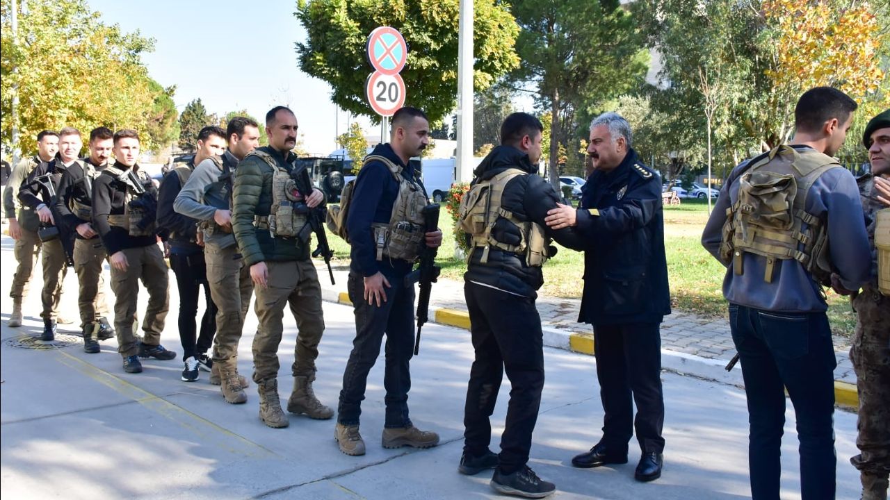 Özel Harekat Polisleri dualarla Suriye&#039;ye gönderildi!