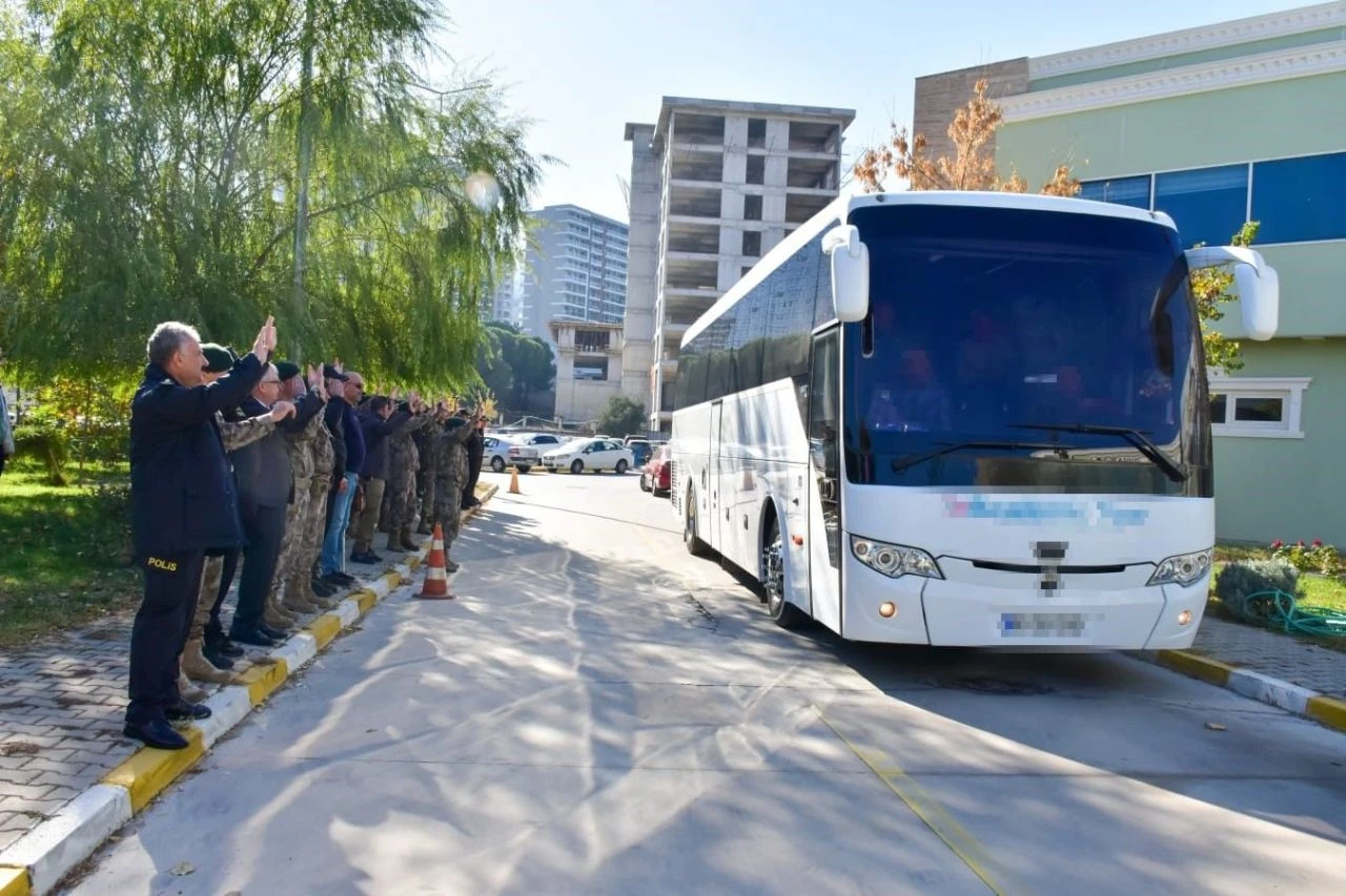 Özel Harekat Polisleri dualarla Suriye'ye gönderildi!