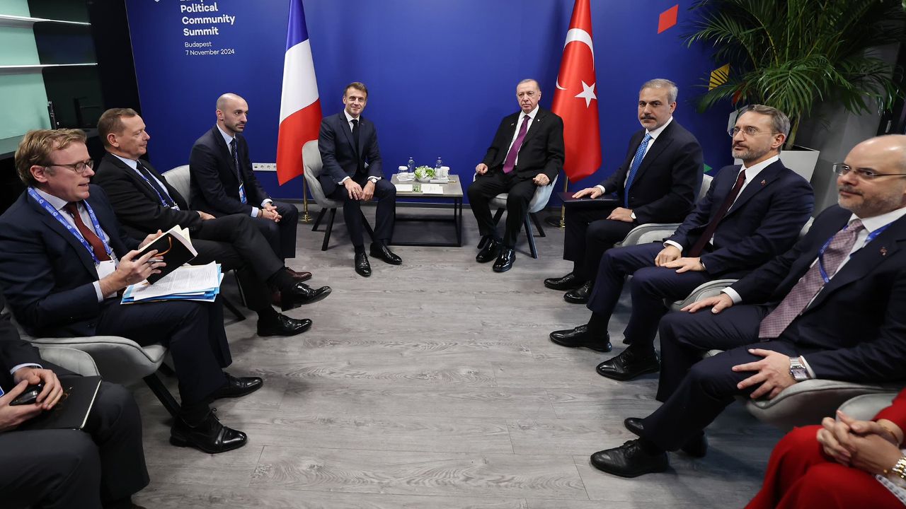 Son dakika | Cumhurbaşkanı Erdoğan Fransa Cumhurbaşkanı Macron&#039;la görüştü! Dikkat çeken AB mesajı