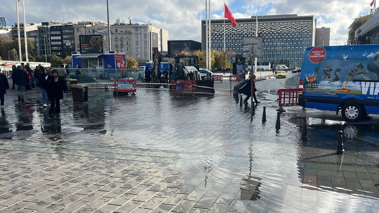 Taksim sular altında kaldı! Vatandaşlar yürümekte güçlük çekti