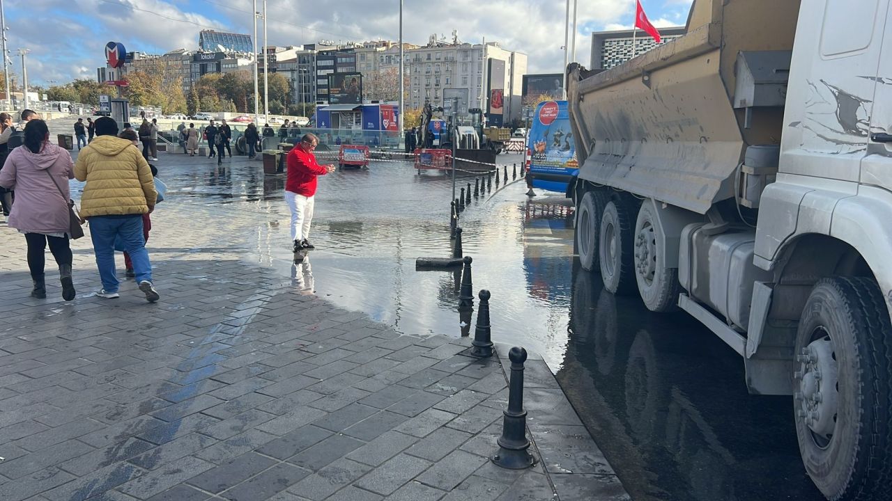 Taksim sular altında kaldı! Vatandaşlar yürümekte güçlük çekti - 1. Resim