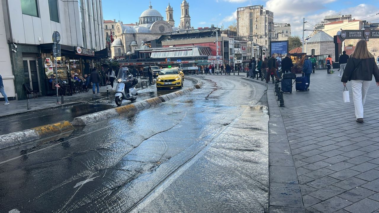 Taksim sular altında kaldı! Vatandaşlar yürümekte güçlük çekti - 2. Resim