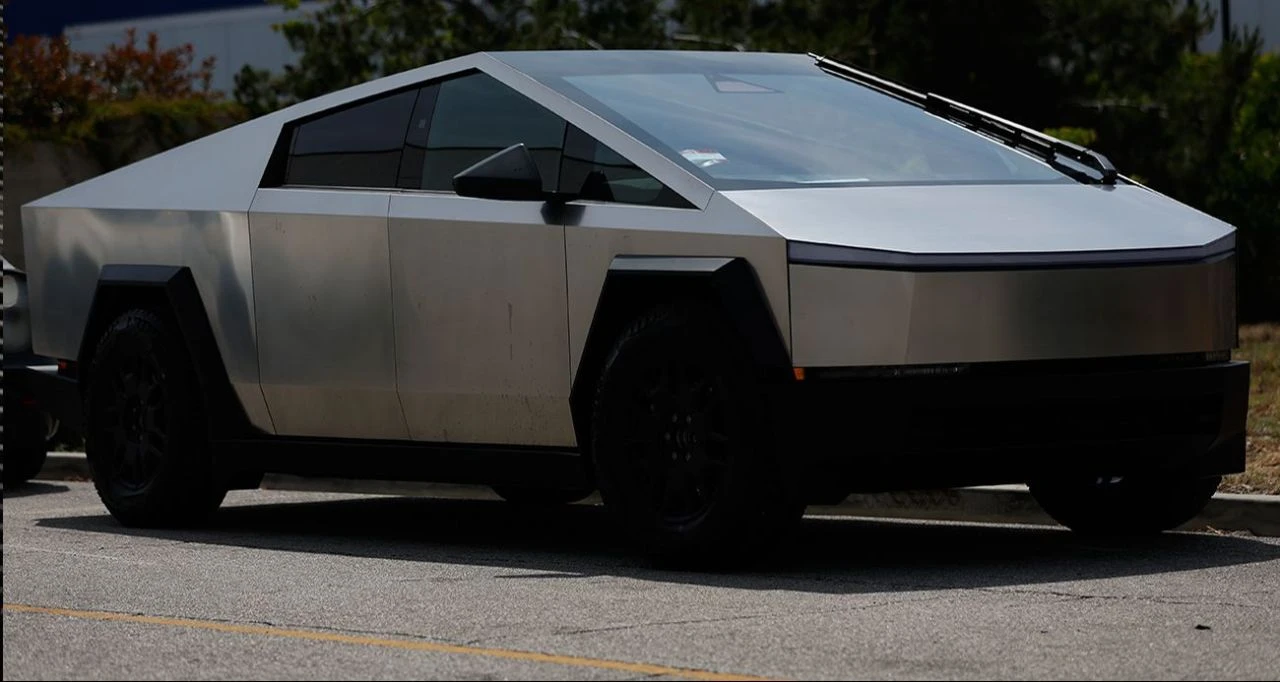 Tesla Cybertruck İstanbul'da görücüye çıktı! Model Y ile test sürüşü yapma imkanı sunuyor