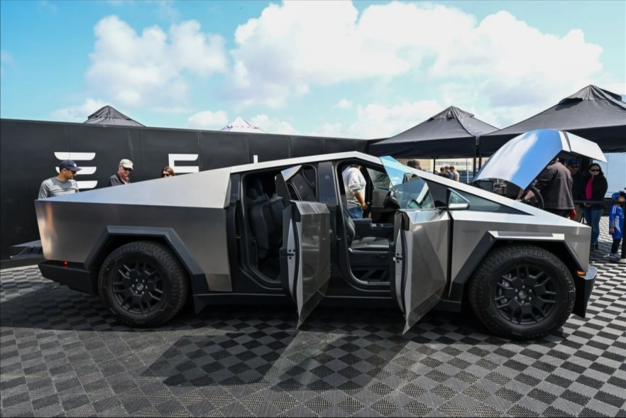 Tesla Cybertruck İstanbul'da görücüye çıktı! Model Y ile test sürüşü yapma imkanı sunuyor