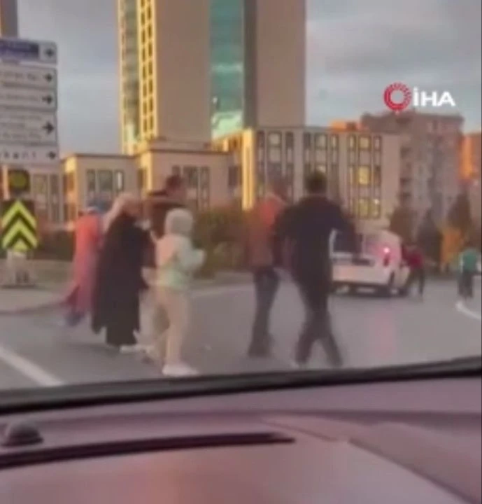 Trafikte sopalı yol verme kavgası kamerada