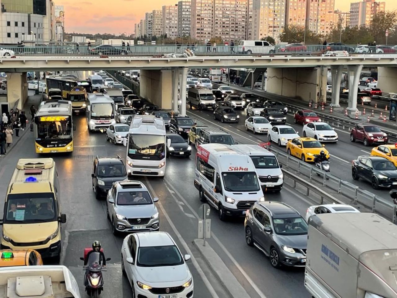 Ara tatil başladı: İstanbul’da trafik durma noktasına geldi! - 2. Resim