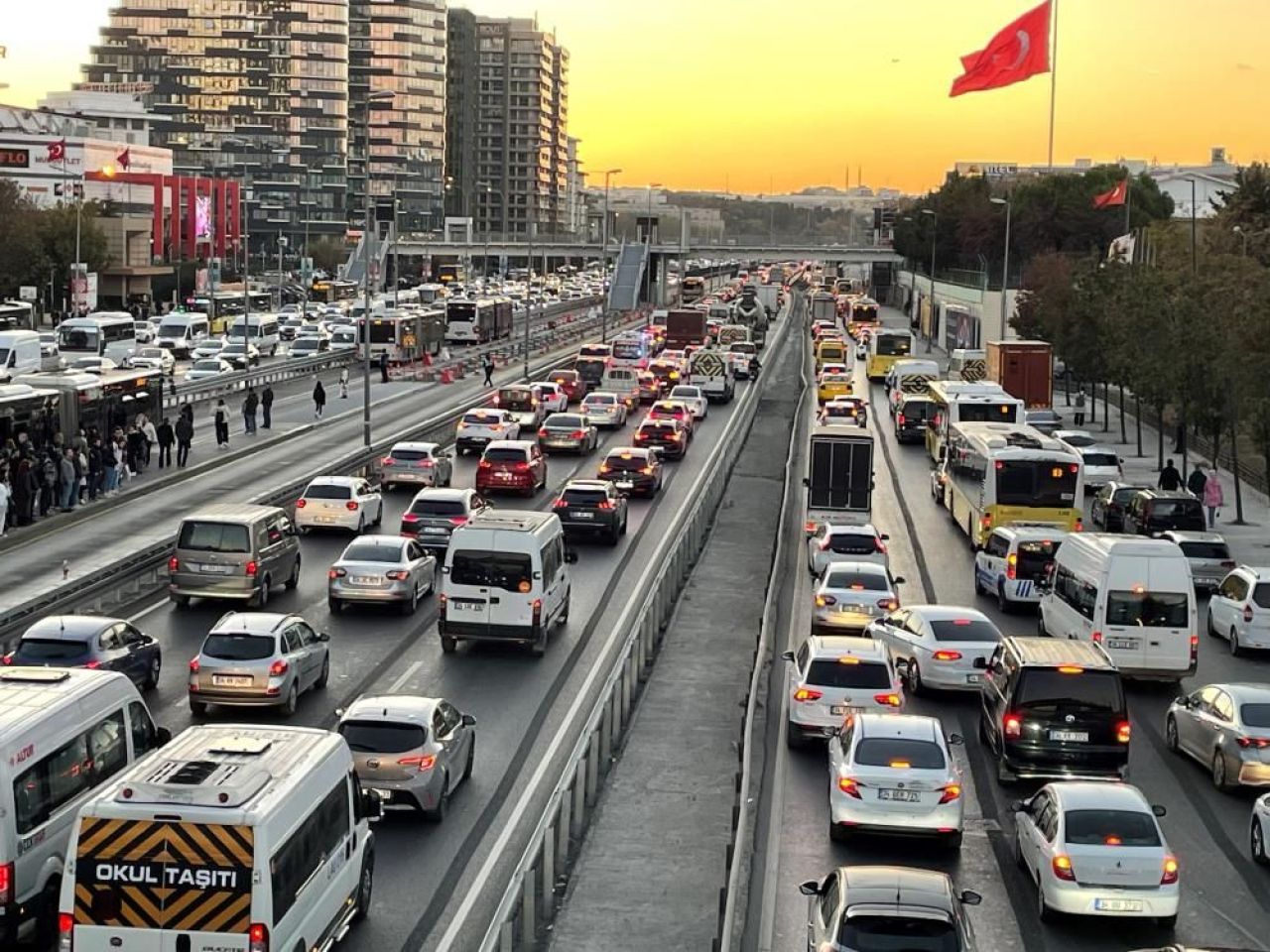 Ara tatil başladı: İstanbul’da trafik durma noktasına geldi! - 1. Resim