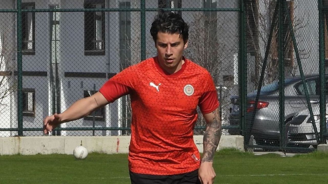 Emirhan Çalışkan Beylikdüzüspor&#039;da forma giyiyor