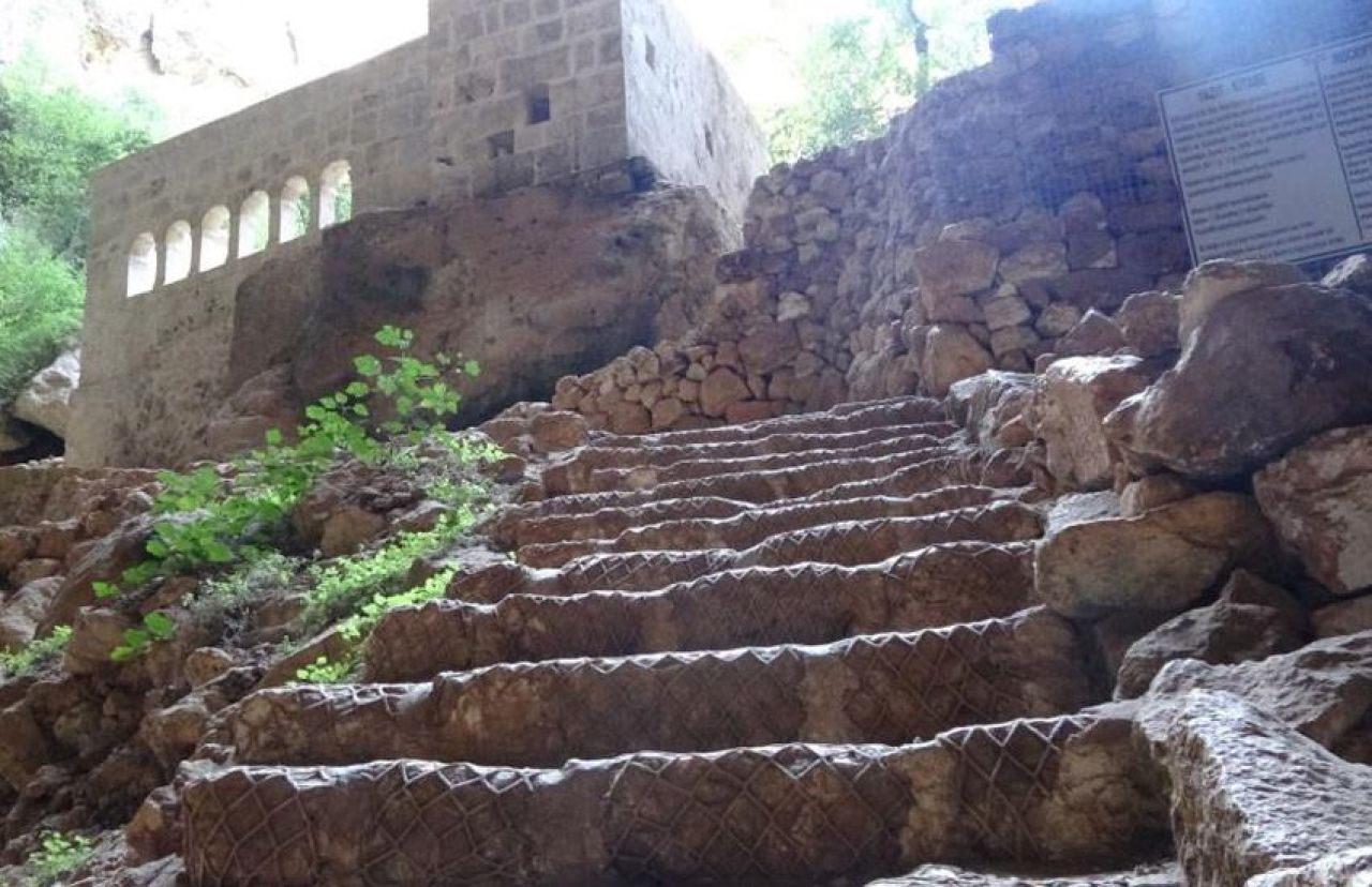 Gizemiyle binlerce kişinin ilgi odağı oluyor! 100 başlı ejderha burada tutulmuş - 4. Resim