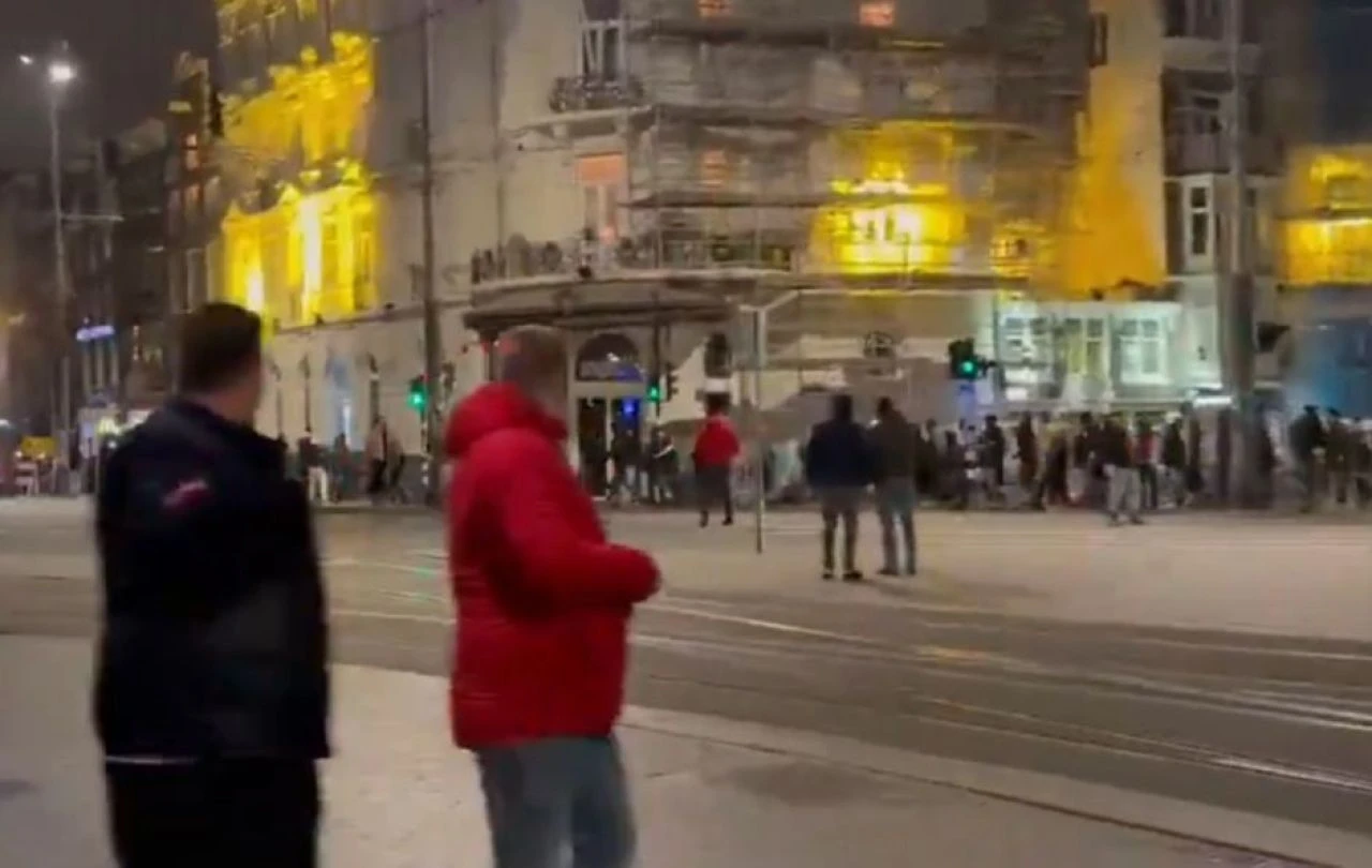 Hollanda'ya giden İsrail taraftarlarına meydan dayağı! Filistin bayrağını indirmişlerdi