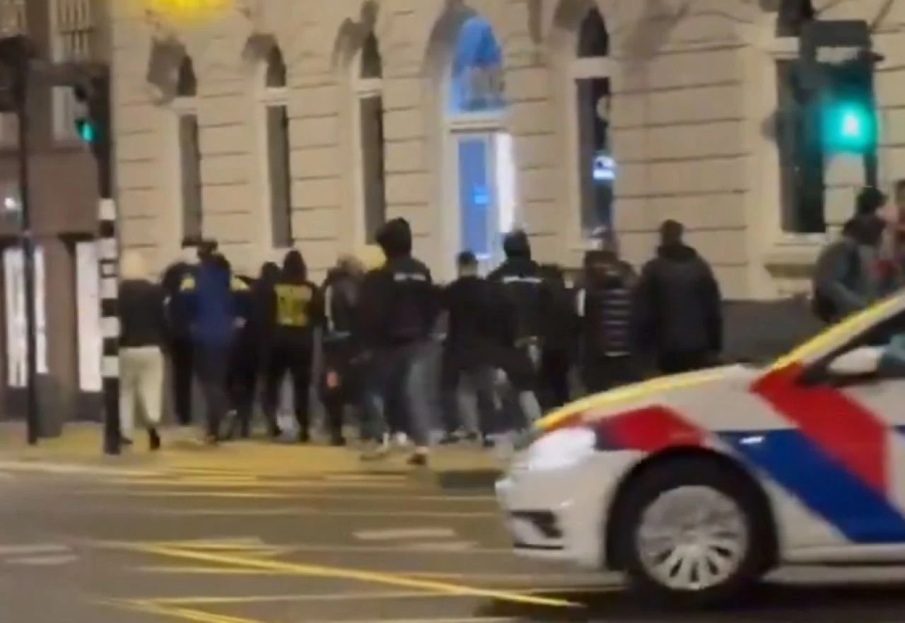 Hollanda'ya giden İsrail taraftarlarına meydan dayağı! Filistin bayrağını indirmişlerdi