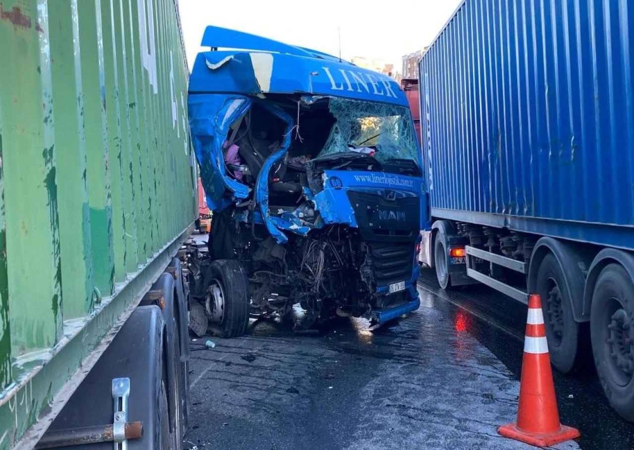 Mahkumları taşıyan cezaevi aracı kazaya karıştı! TEM kilitlendi: Yaralılar var