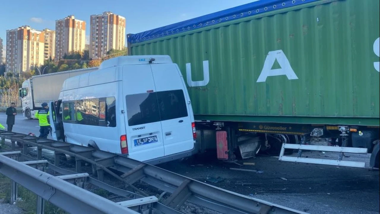 Mahkumları taşıyan cezaevi aracı kazaya karıştı! TEM kilitlendi: Yaralılar var