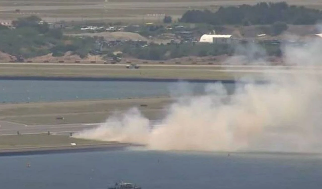 Motor arızası verdi, havalimanına geri döndü! İnişi sonrası pist alevlere teslim oldu