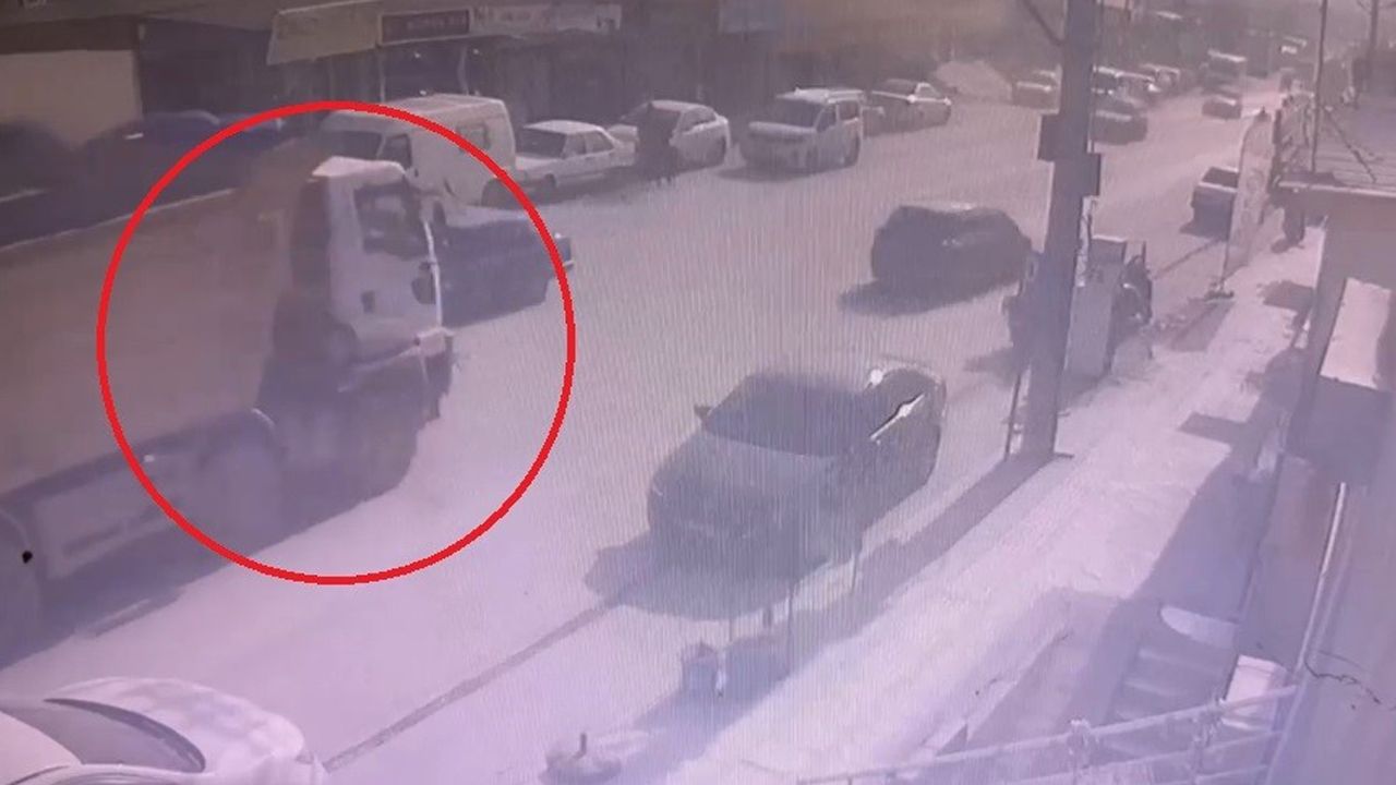 Şoke eden anlar! Kamyonun altında kalan motosikletli yürüyerek çıktı - 1. Resim