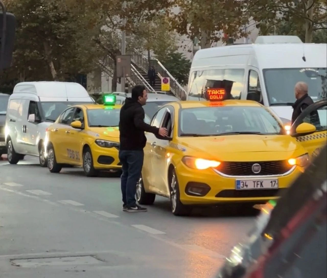 Taksi durmayınca çılgına döndü! Tekmeler savurup aracın aynasını kırdı - 1. Resim