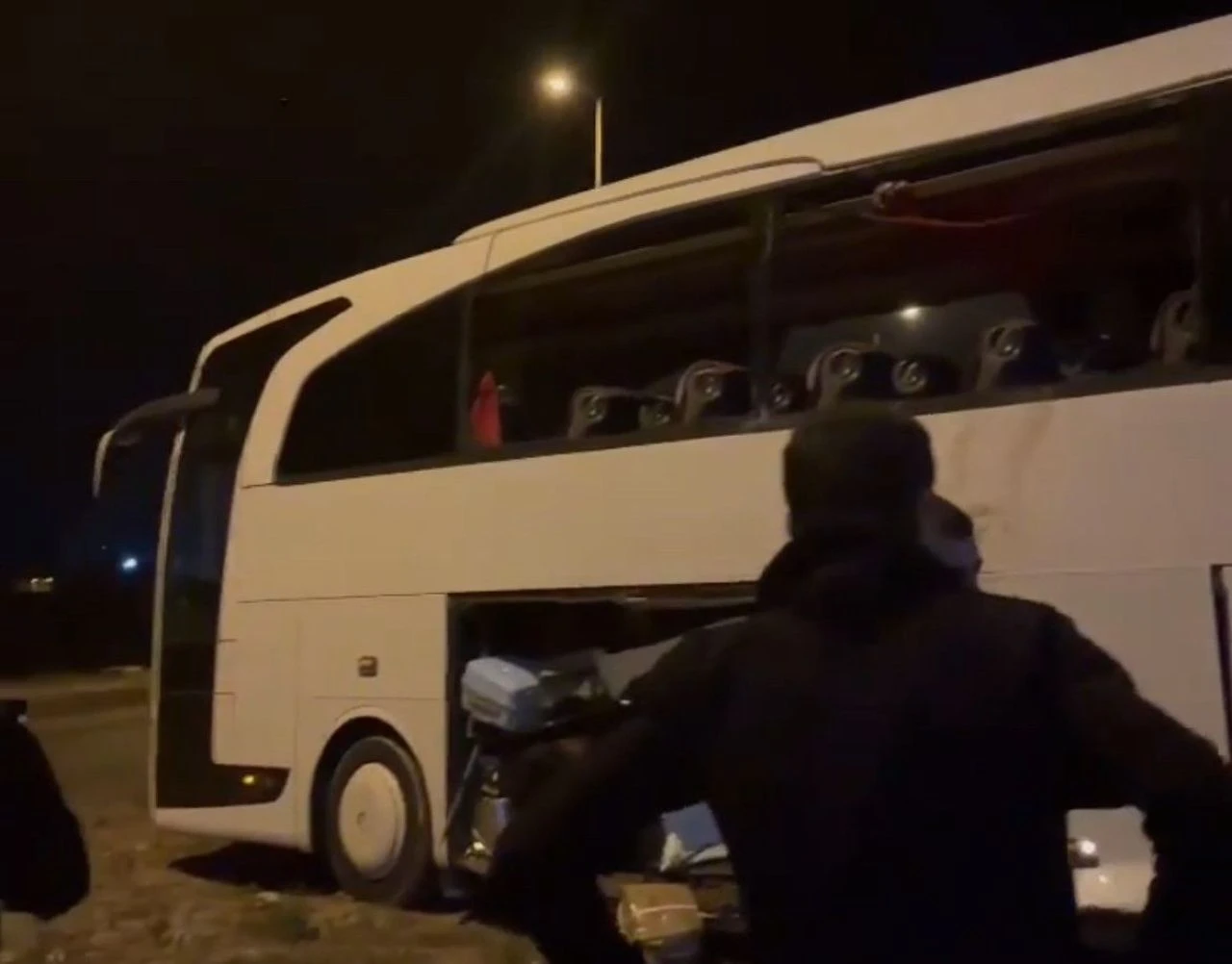 Balıkesir'de otobüs ile kamyon çarpıştı: Çok sayıda yaralı var - 1. Resim