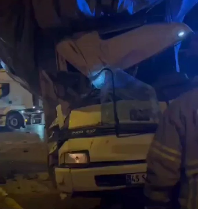 Balıkesir'de otobüs ile kamyon çarpıştı: Çok sayıda yaralı var - 2. Resim