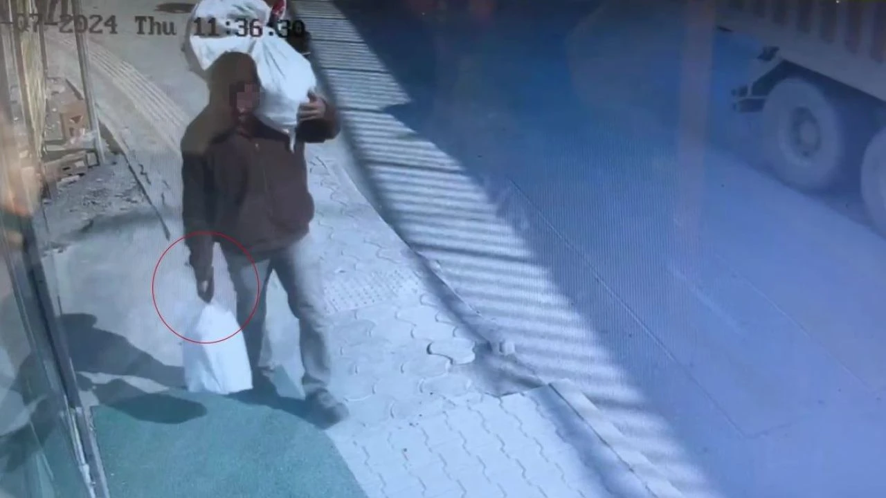 Kamerayı izleyince hayrete düştü! Kaldırımda yürürken çaktırmadan çaldı!