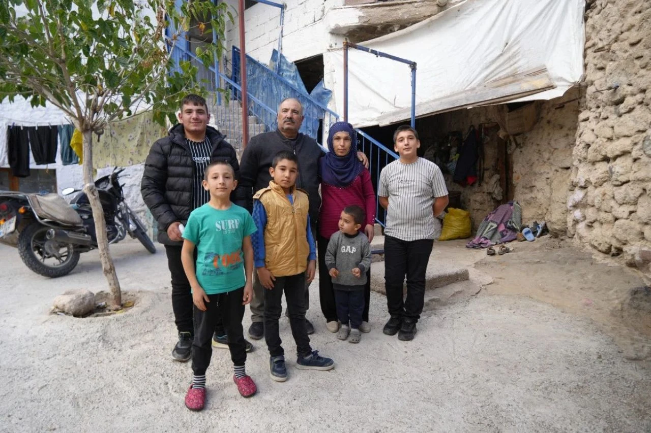 Kız olur umuduyla futbol takımı kuran talihsiz baba! 11. çocuğu da erkek oldu - 1. Resim