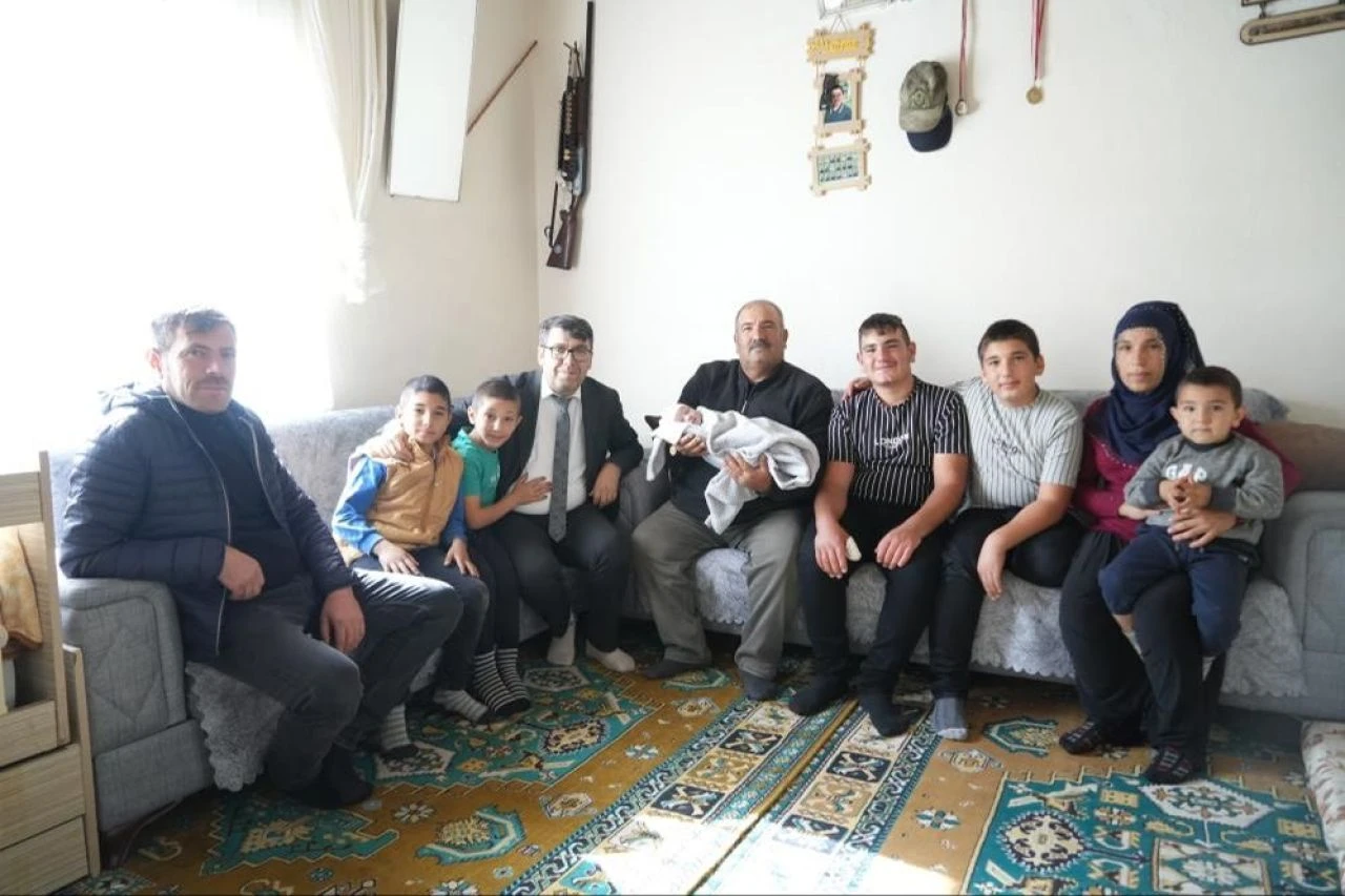 Kız olur umuduyla futbol takımı kuran talihsiz baba! 11. çocuğu da erkek oldu - 2. Resim