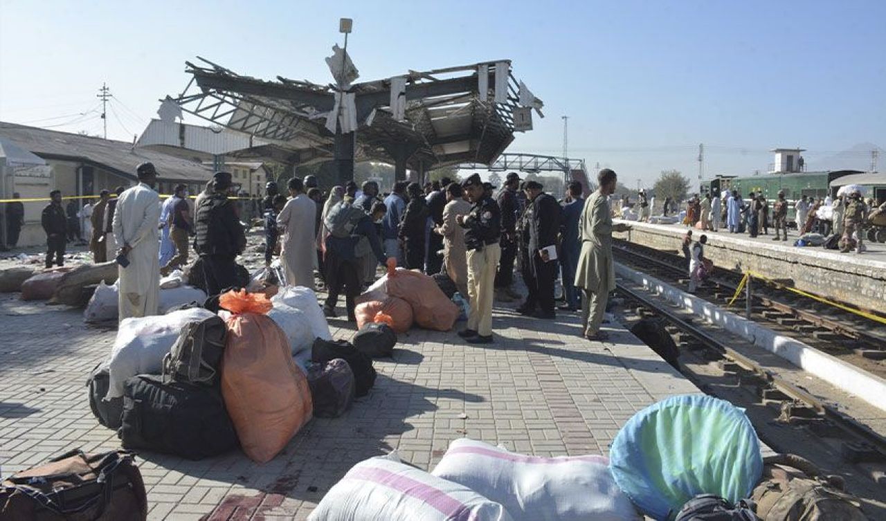 Pakistan'da tren istasyonu havaya uçtu: Çok sayıda ölü ve yaralı var - 3. Resim