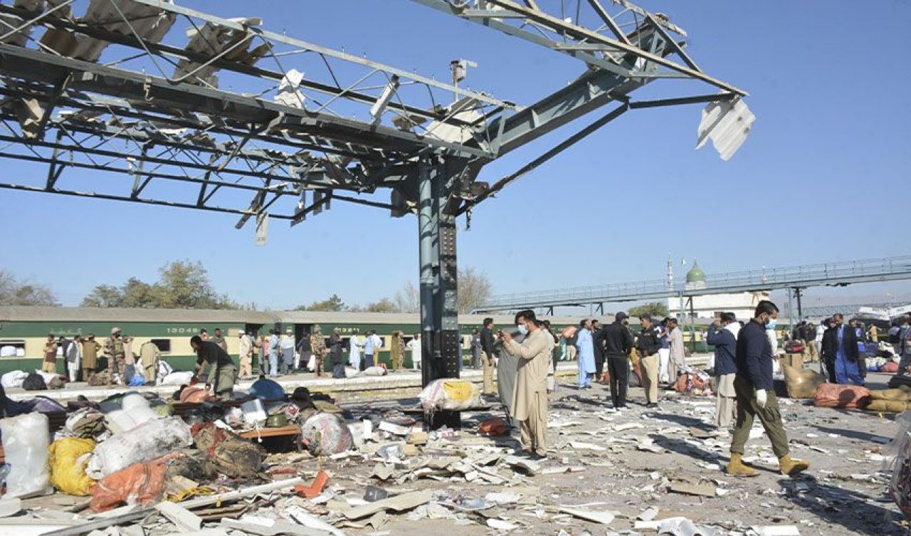 Pakistan'da tren istasyonu havaya uçtu: Çok sayıda ölü ve yaralı var - 1. Resim