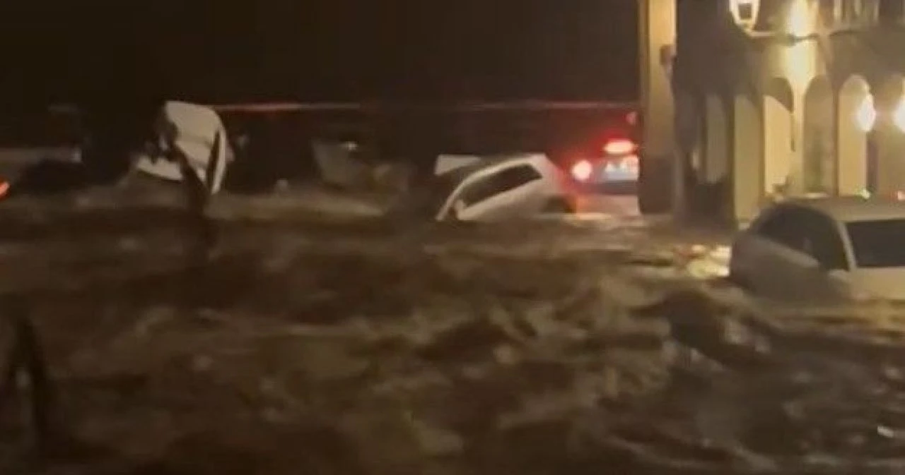 Sel felaketi onlarca aracı alıp götürdü! - 1. Resim