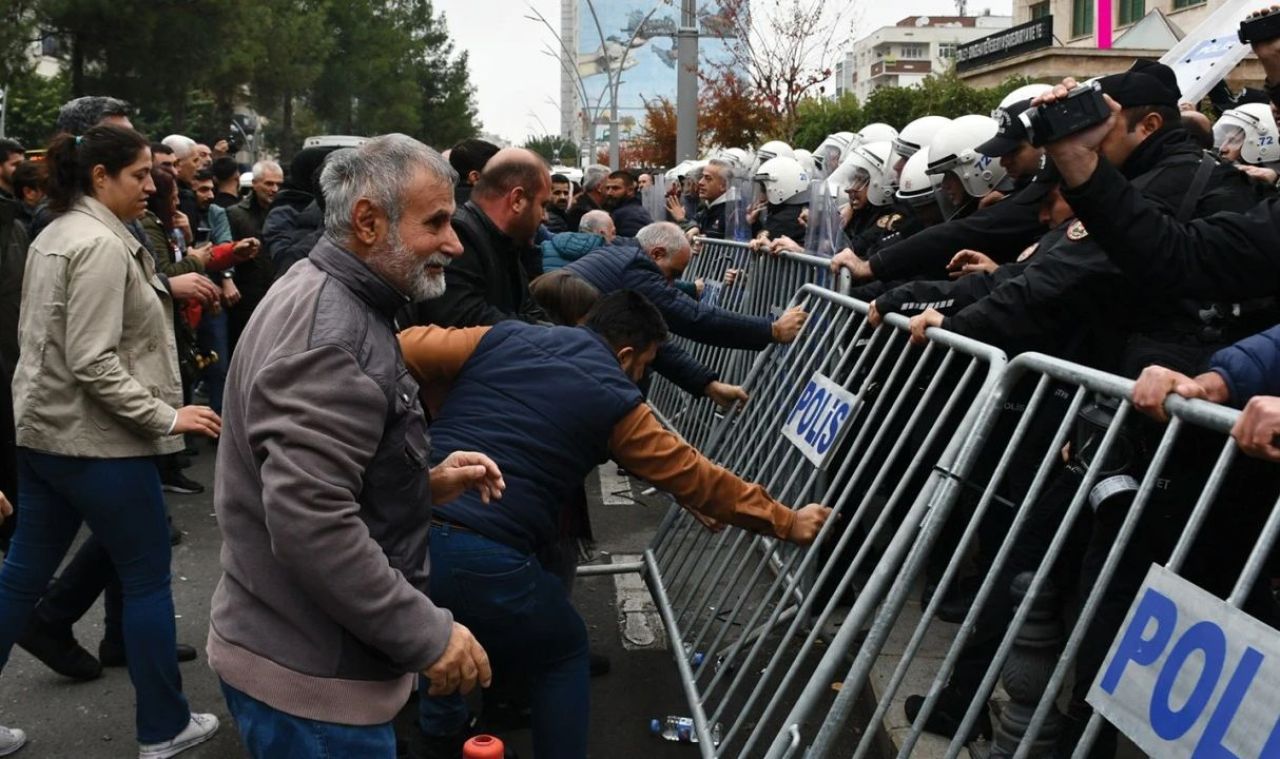 Son dakika | İçişleri Bakanı Yerlikaya'dan 3 belediyeye kayyum açıklaması! Terör siyasetine eyvallah etmeyiz - 2. Resim