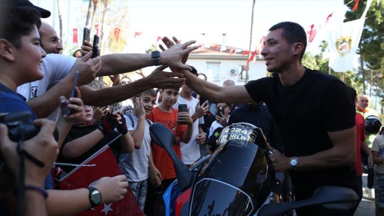 Toprak Razgatlıoğlu, Alanya&#039;da coşkuyla karşılandı!