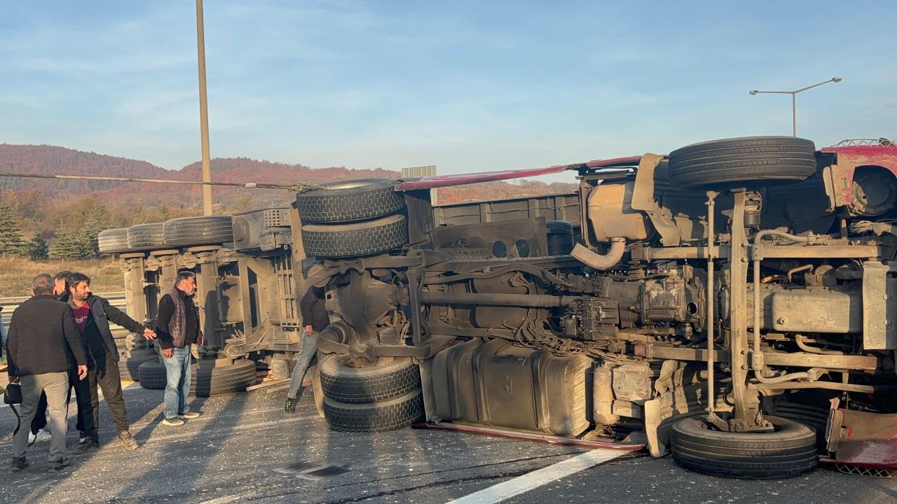 Ankara yolu trafiğe kapandı! Kaza havadan görüntülendi - 3. Resim