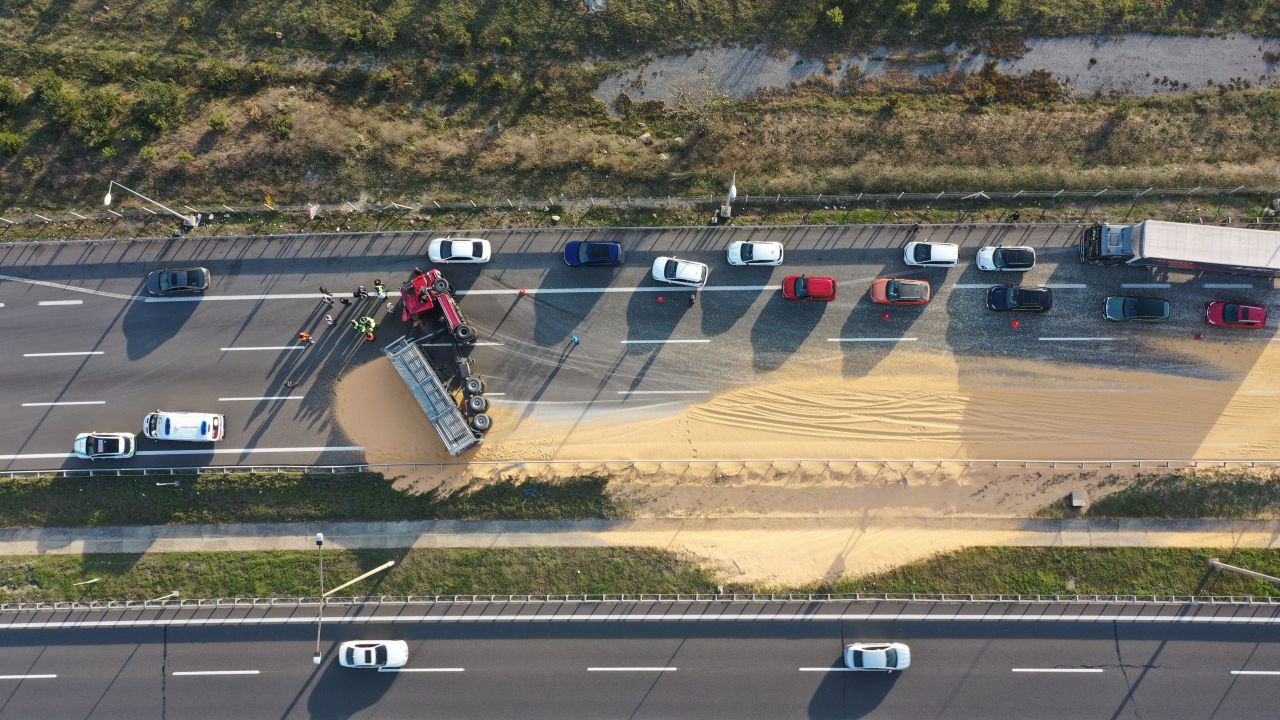 Ankara yolu trafiğe kapandı! Kaza havadan görüntülendi - 1. Resim