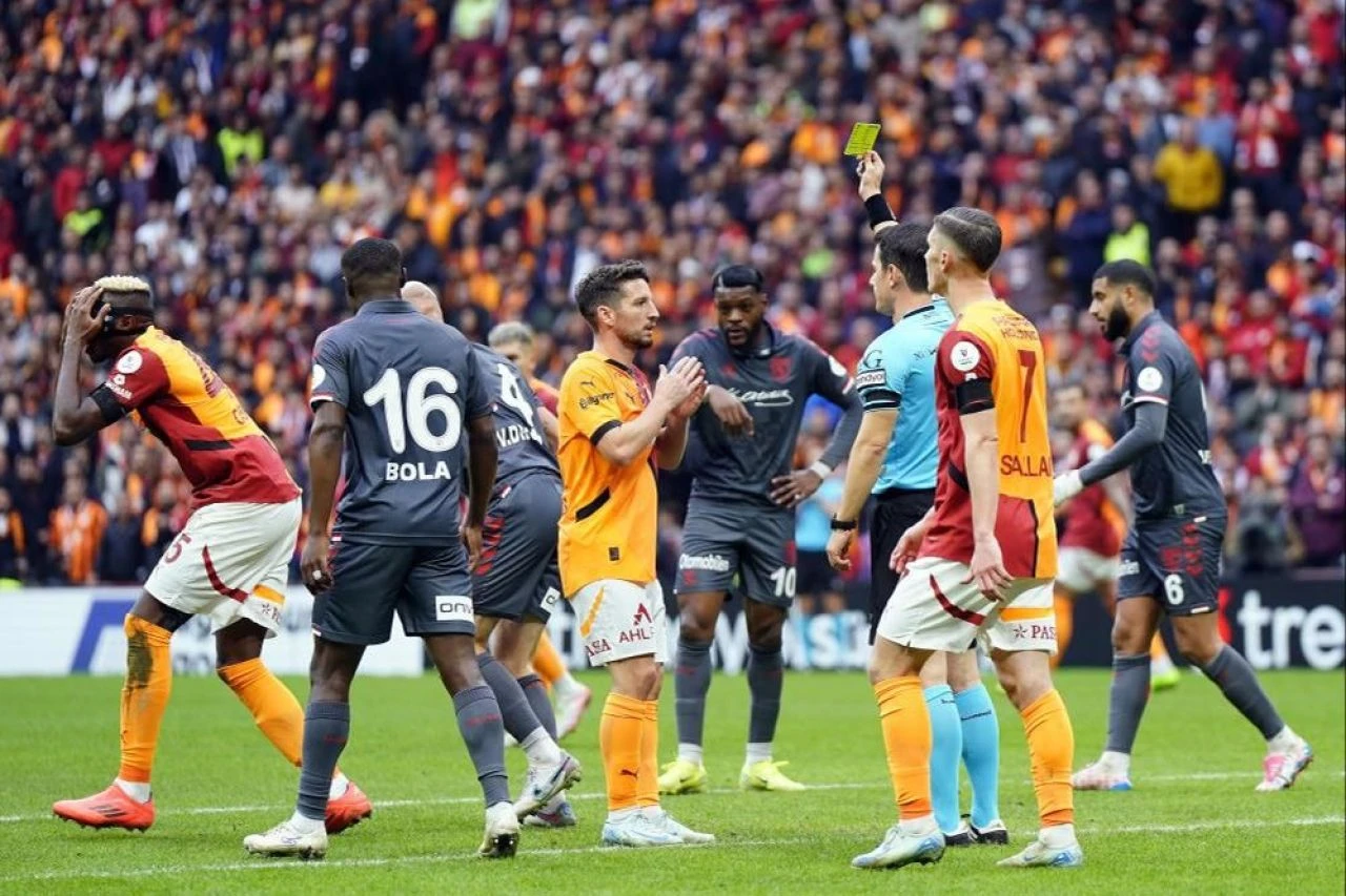 Galatasaray evinde Samsunspor'u 3-2 yendi!