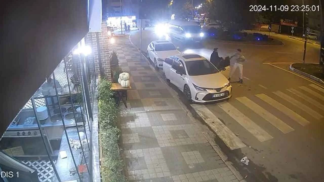 Görünmez kaza: Scooter sürücüsü otomobilin açılan kapısına çarptı! O anlar kamerada