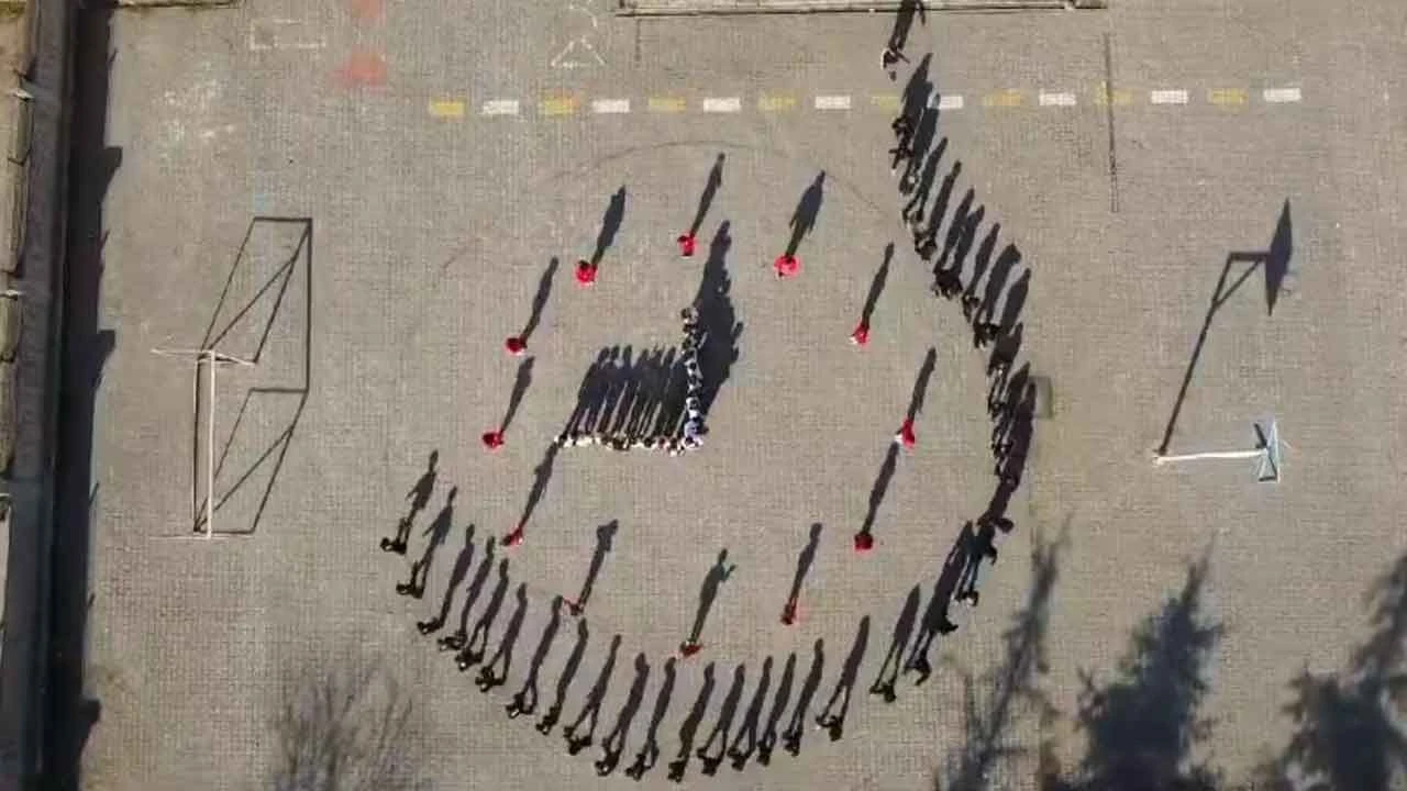 İlkokul öğrencilerinden muhteşem 10 Kasım koreografisi! - 1. Resim