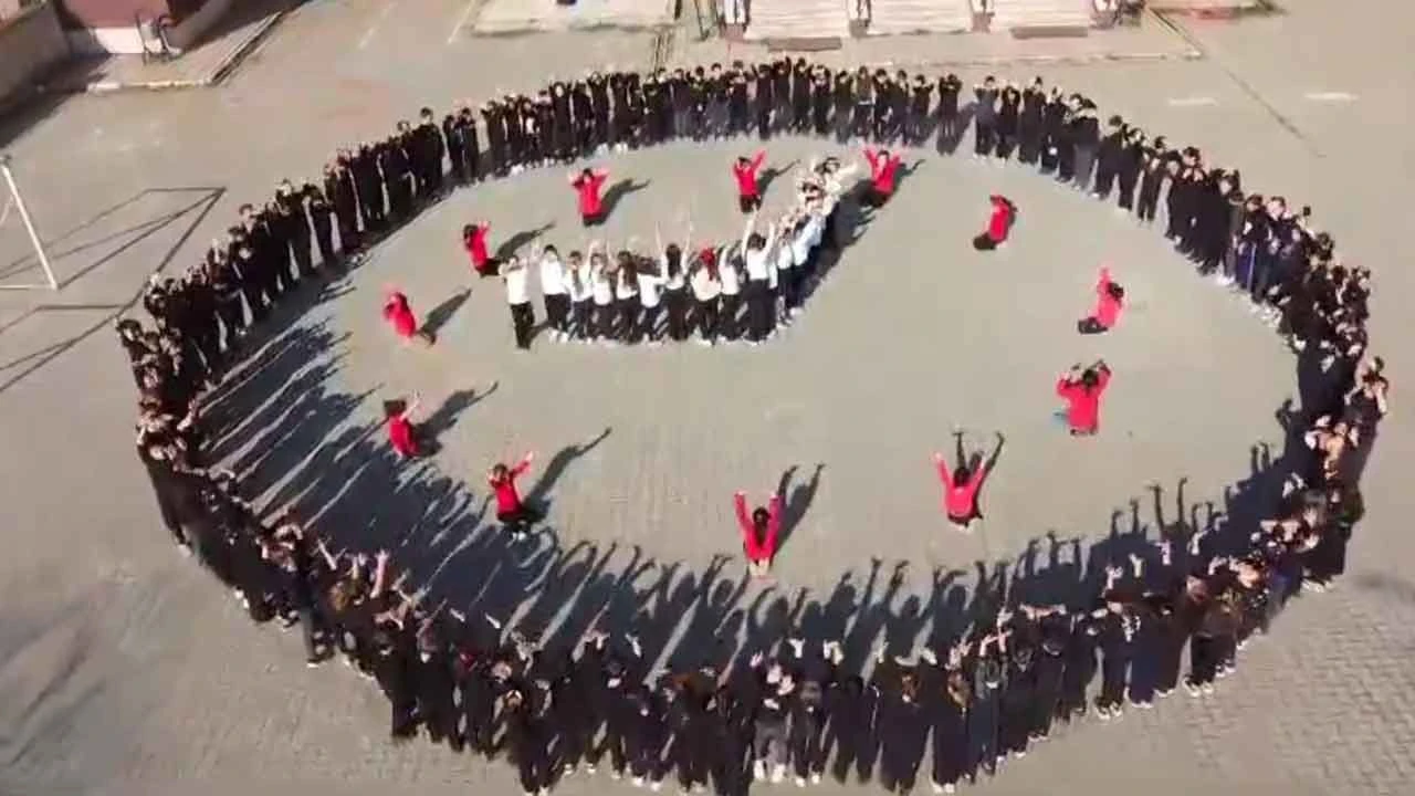 İlkokul öğrencilerinden muhteşem 10 Kasım koreografisi! - 2. Resim