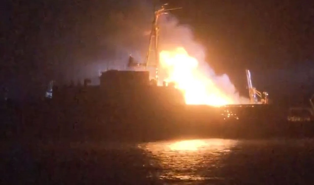 Japon savaş gemisinde yangın paniği: 1 kişi kayıp - 1. Resim