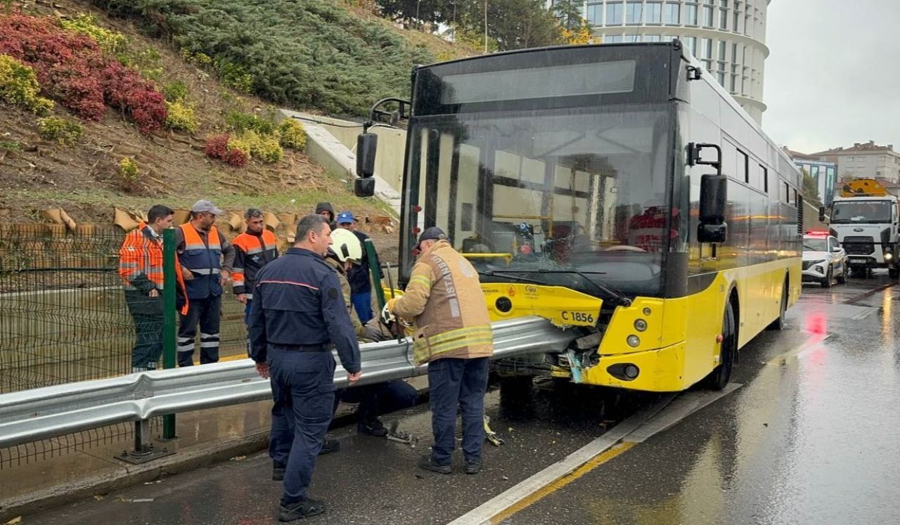 Kadıköy'de korkunç kaza! İETT otobüsü bariyere ok gibi saplandı - 2. Resim