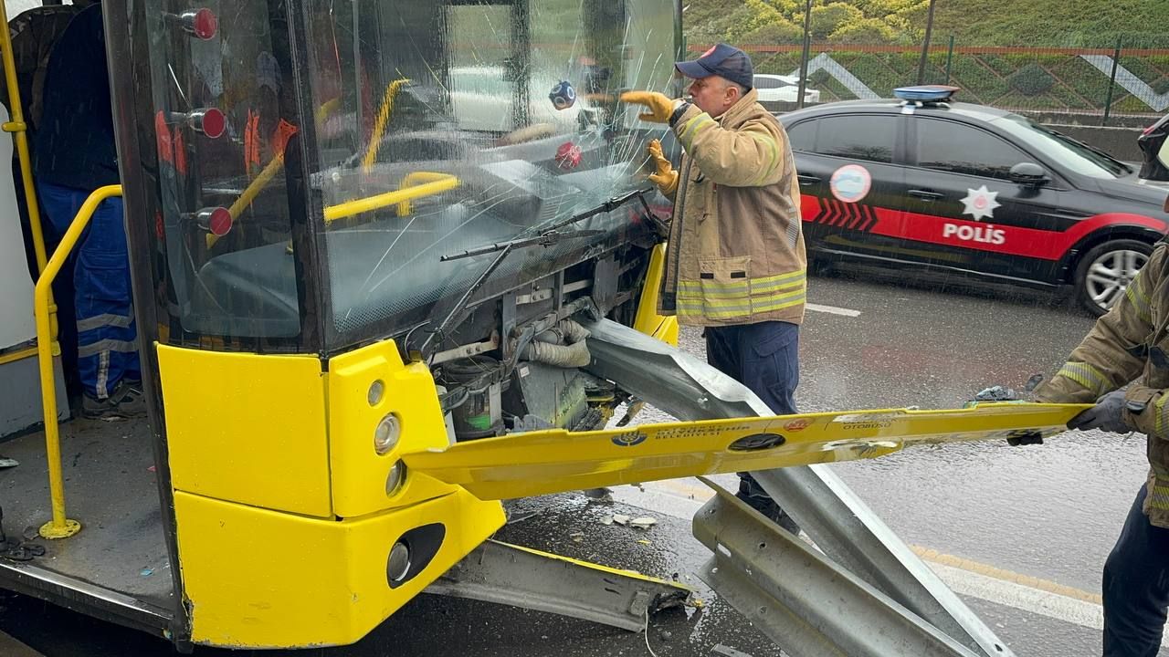 Kadıköy'de korkunç kaza! İETT otobüsü bariyere ok gibi saplandı - 1. Resim