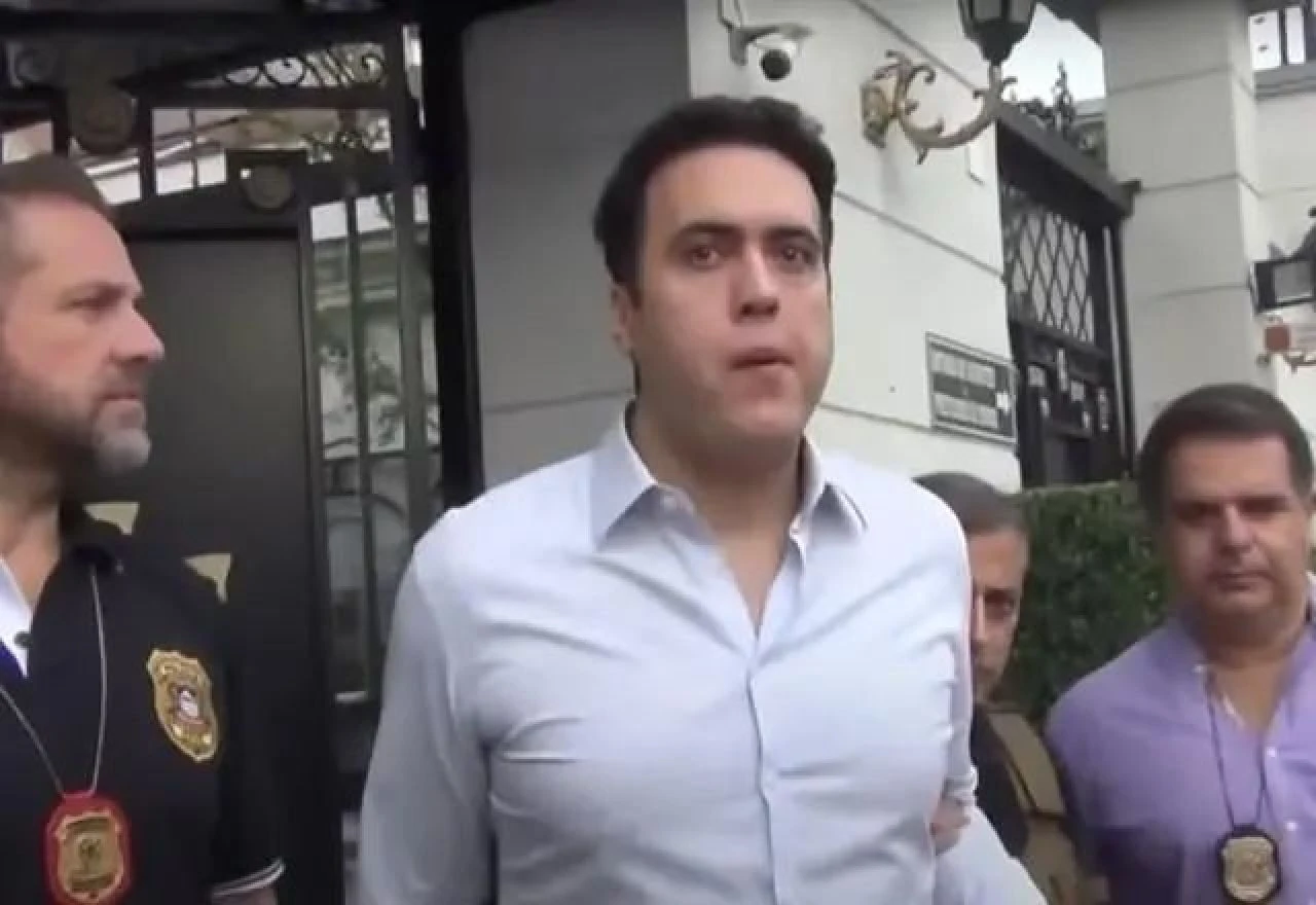 Kripto para patronuna havalimanında pusu! 5 kişilik silahlı saldırı anı kameraya yansıdı - 1. Resim