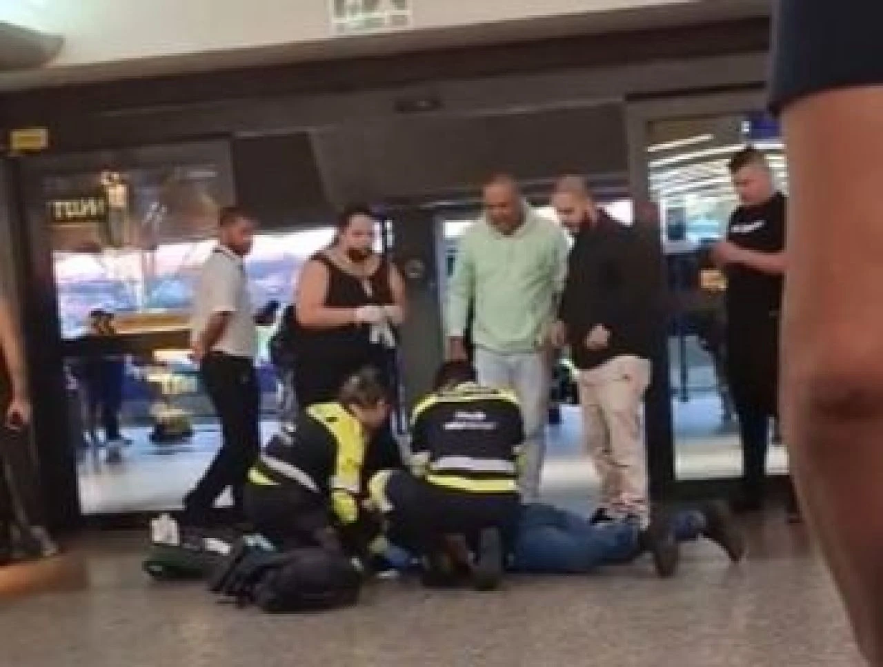 Kripto para patronuna havalimanında pusu! 5 kişilik silahlı saldırı anı kameraya yansıdı - 2. Resim