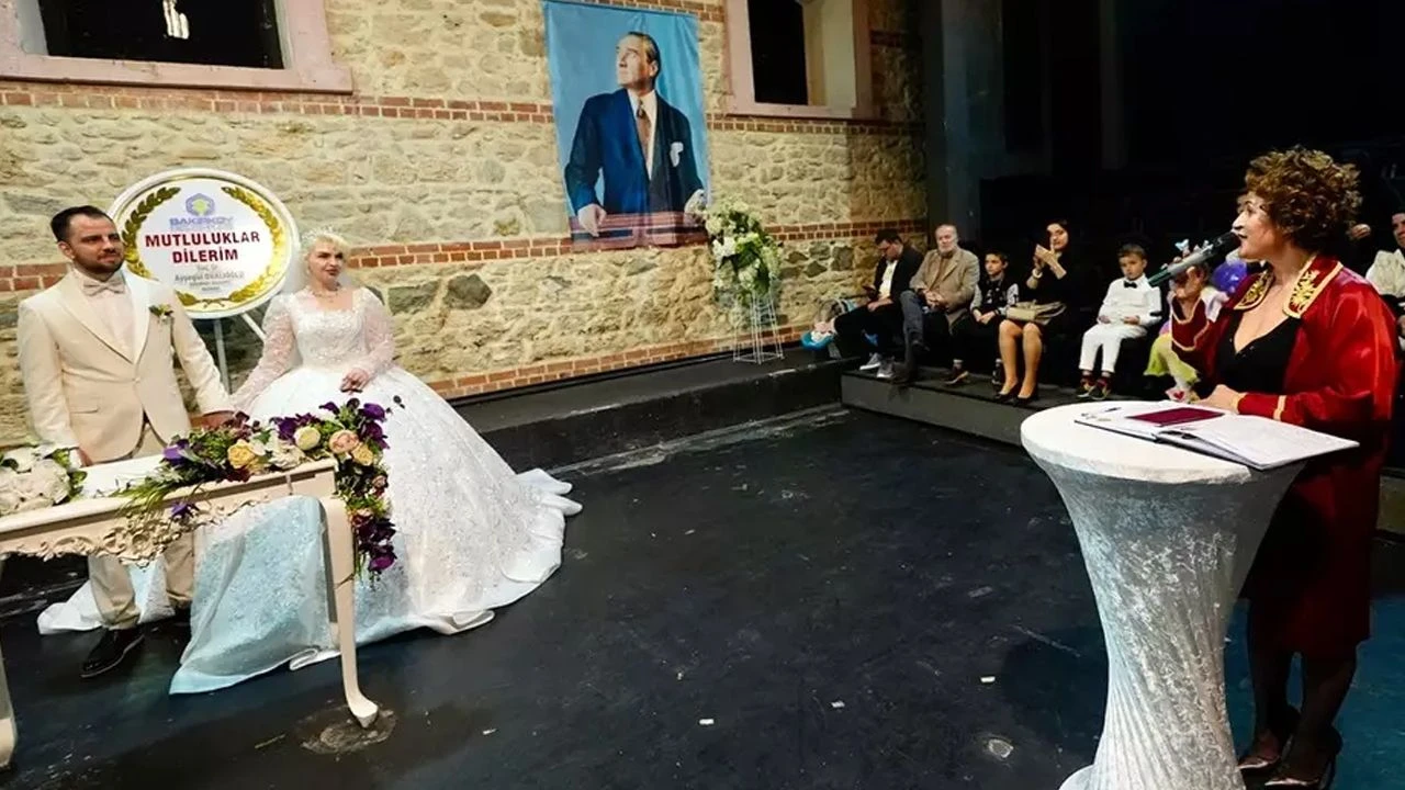 Nikah memuru ve damat yanlışlıkla evlendi! Mobil bankacılığa girince şoke oldu