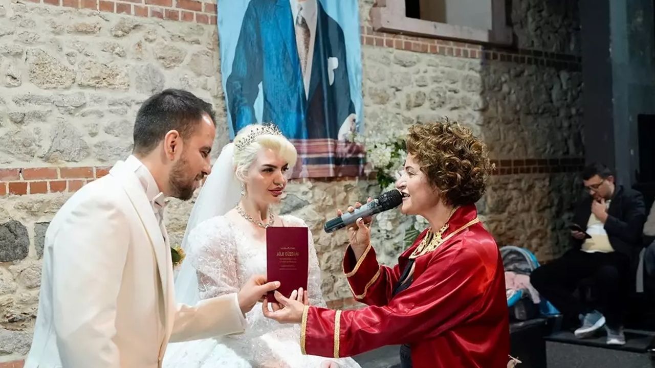 Nikah memuru ve damat yanlışlıkla evlendi! Mobil bankacılığa girince şoke oldu