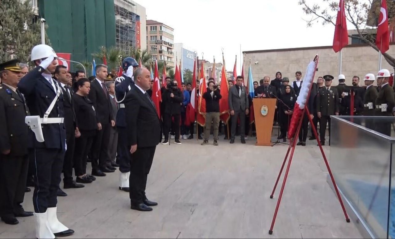 Saygı duruşunda hıçkıra hıçkıra ağlayan kadının görüntüleri gündem oldu! - 2. Resim