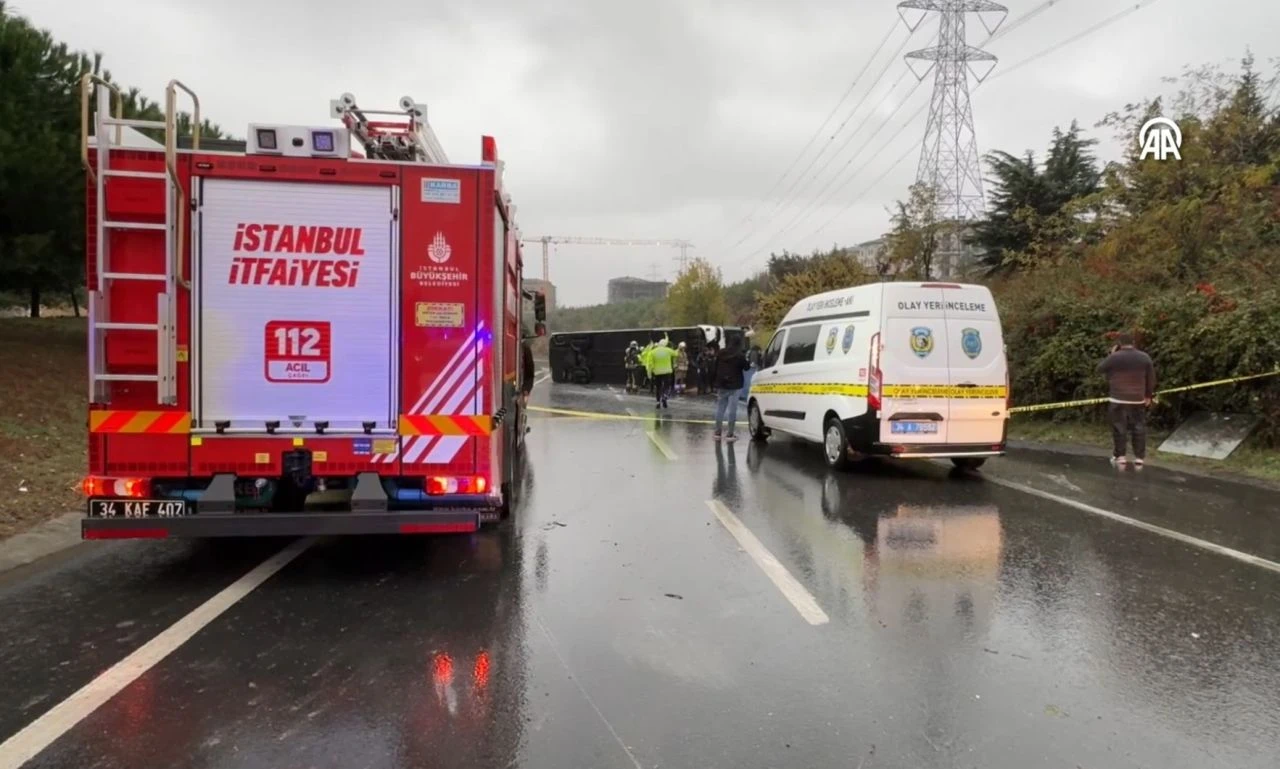 Son dakika | İstanbul'da yolcu otobüsü devrildi! Ölü ve yaralılar var