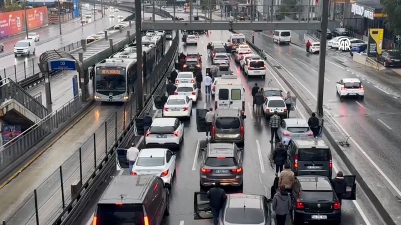 Tüyleri diken diken eden anlar! Saat 09.05'te İstanbul'da hayat durdu - 1. Resim