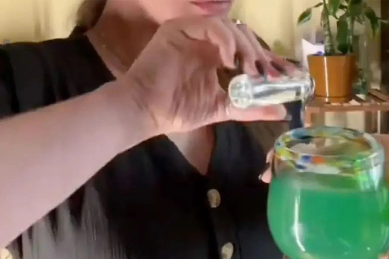 ABD'deki kadınların Donald Trump öfkesi: Zehirli içeceklerle gözdağı videoları, 'Aqua Tofana' trend oldu